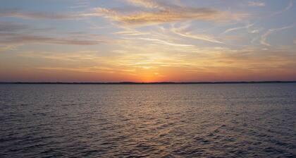 Perfect Sunsets-Direct Bay Front Condo! Crab and fish from the large deck.