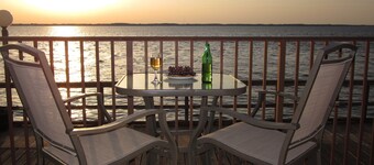 Perfect Sunsets-Direct Bay Front Condo! Crab and fish from the large deck.