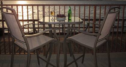Perfect Sunsets-Direct Bay Front Condo! Crab and fish from the large deck.