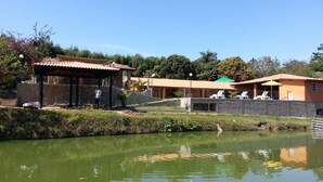 A riverside hotel with outdoor seating and a covered area. - Chacara Dois Lagos!   Come and admire nature in this place!   (ITU)