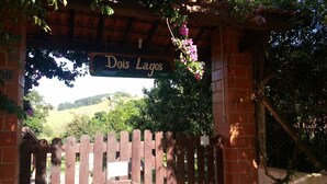 A wooden gate with a sign reading "Dous Lagos" above it. - Chacara Dois Lagos!   Come and admire nature in this place!   (ITU)