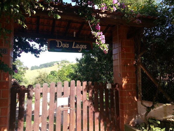 A wooden gate with a sign reading "Dous Lagos" above it. - Chacara Dois Lagos!   Come and admire nature in this place!   (ITU)