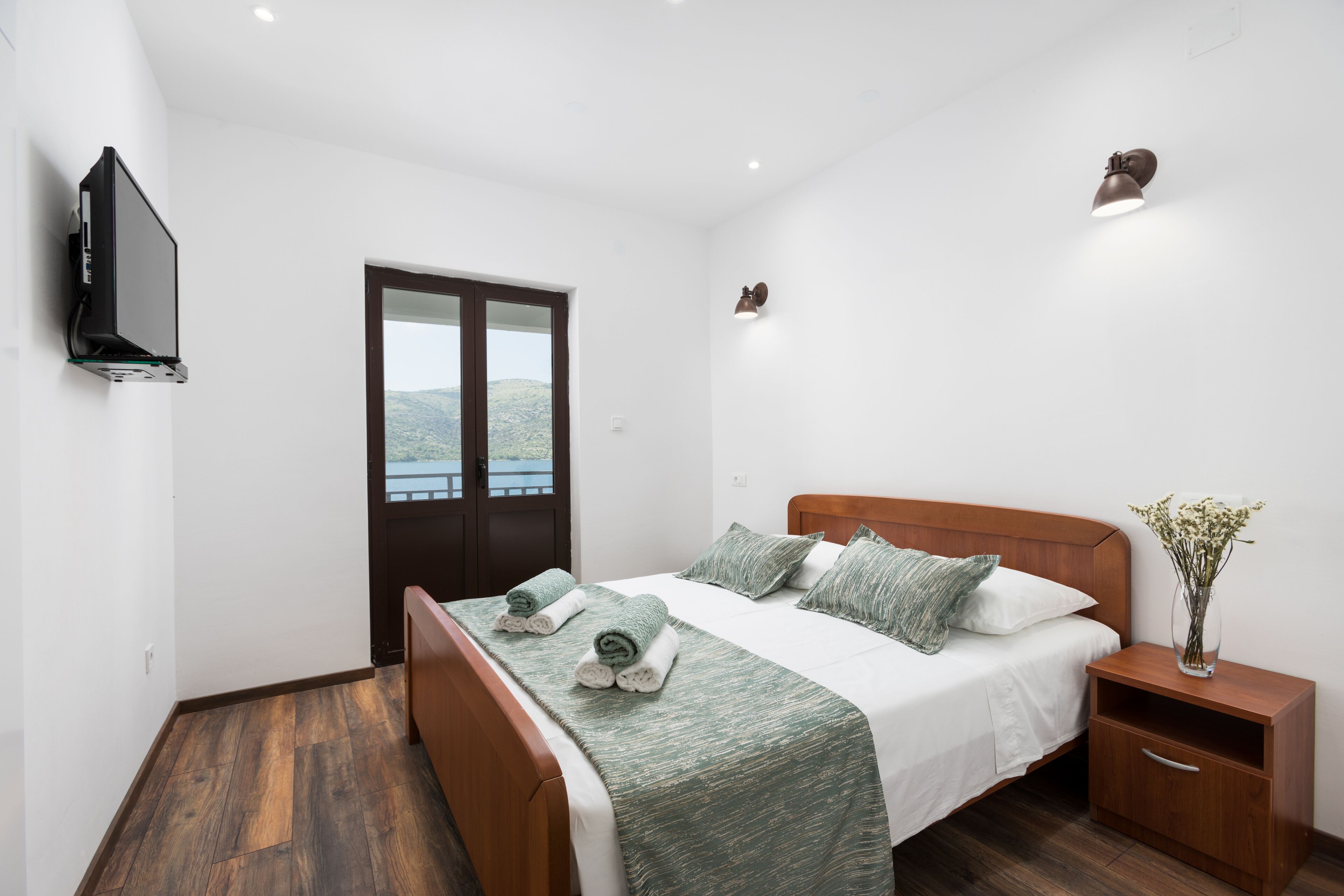 6 bedrooms, iron/ironing board, free WiFi, bed sheets