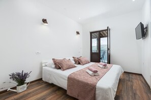 6 bedrooms, iron/ironing board, free WiFi, bed sheets