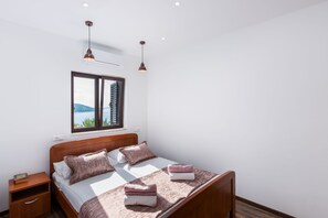 6 bedrooms, iron/ironing board, free WiFi, bed sheets
