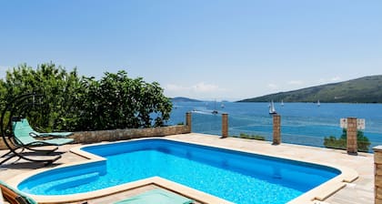 Villa am Meer, umgeben von Pinienwäldern mit 34 m2 großem beheiztem Swimmingpool.