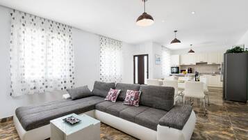 Smart-TV, Kamin, Tischfußball, Stereoanlage