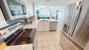 Jääkaappi, mikroaaltouuni, uuni, liesi