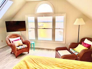 3 bedrooms, WiFi - La Vie - Waterfront; Boat dock & Pool! (Chincoteague Island)