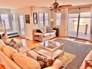 TV - La Vie - Waterfront; Boat dock & Pool! (Chincoteague Island)