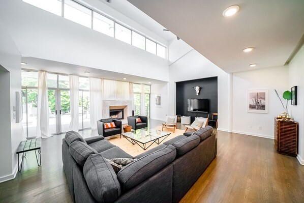 TV, stereo - Minutes to Zilker Park + Pool - Modern Elegance! (Austin)