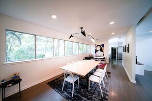 Dining - Minutes to Zilker Park + Pool - Modern Elegance! (Austin)