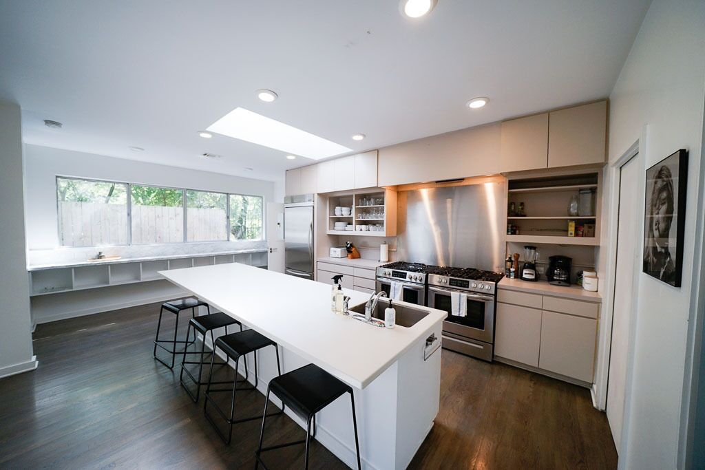 Minutes to Zilker Park + Pool - Modern Elegance!