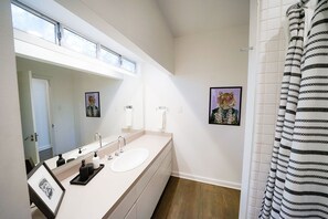 Tina, secadora de cabello, toallas, jabón 