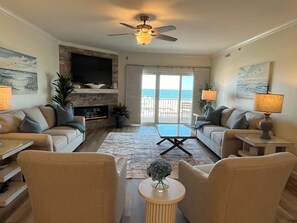 Smart-TV, peis og bøker