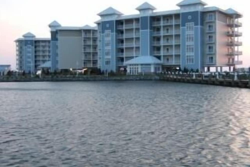 SPECTACULAR CORNER UNIT - Direct Waterfront Condo in Crisfield, Md