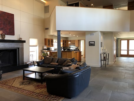 Smart TV, fireplace, DVD player, books. Central Austin/Clarksville gem perfect for SXSW - great location, spacious 4BR!