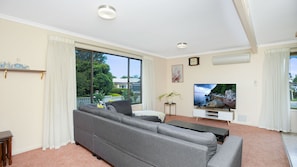 Flat-screen TV - Great Location Stay and Relax (Victor Harbor)