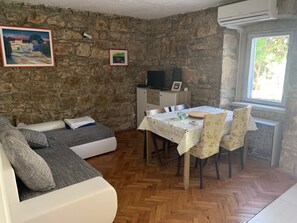 TV - Lily mediterranean apartments with a sea view & heated shared pool (Kornic)