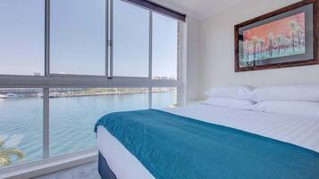 2 bedrooms, desk, iron/ironing board, WiFi