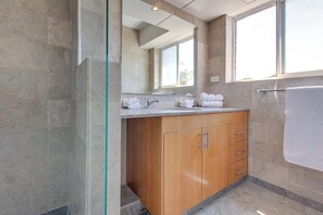 Shower, hair dryer, towels, shampoo - Wake up to Sydney Harbour (Balmain East)