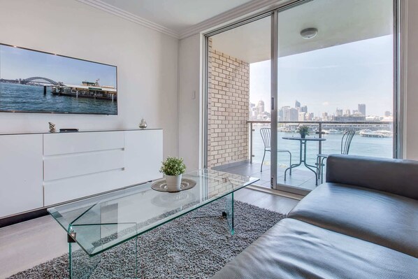 TV, offices - Wake up to Sydney Harbour (Balmain East)