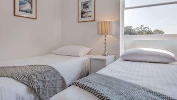 2 bedrooms, desk, iron/ironing board, WiFi