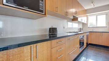 Refrigerador, microondas, horno y lavavajillas