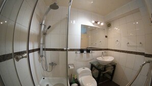 A bathroom with a glass shower enclosure, a sink, a toilet, and a mirror. - QUINTA VERGARA 5 PERSONAS  (Viña)