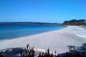 Beach - Unit 4 - Modern 3BR Family Friendly Apt on Huskisson Main Street by Nautilus Apa (Huskisson)