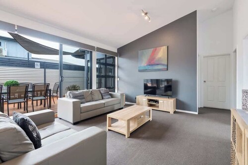 Unit 4 - Modern 3BR Family Friendly Apt on Huskisson Main Street by Nautilus Apa