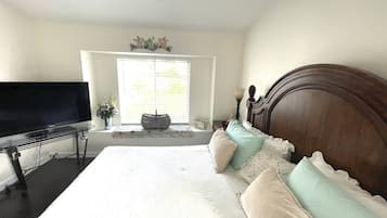 3 bedrooms, in-room safe, desk, iron/ironing board