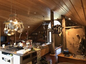 Kylskåp, mikrovågsugn, ugn och spishäll
