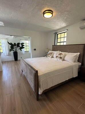 4 quartos, escrivaninha, ferros/tábuas de passar roupa, berço de viagem