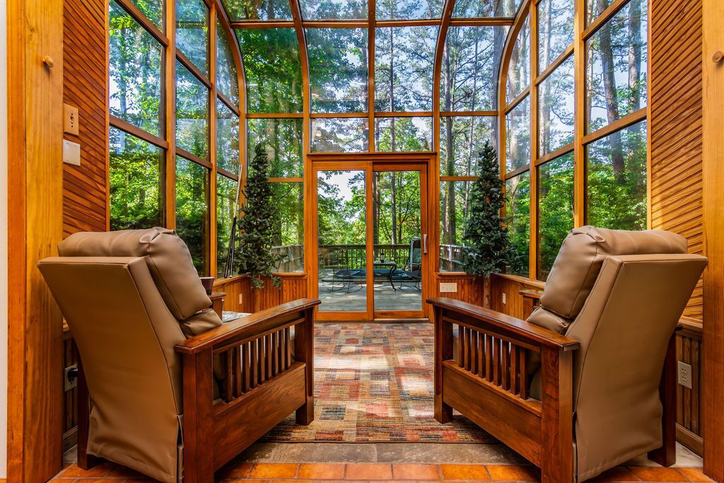 Tall Pines Sanctuary in a 40 Acre Forest-Game Table HotTub  Car Charger Very Private Community Pool