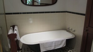 Séchoir à cheveux, serviettes fournies, shampooing, papier de toilette