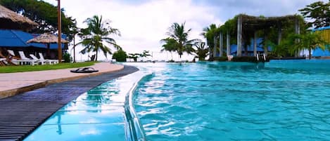3 piscinas externas, funciona das 7h às 22h, guarda-sóis