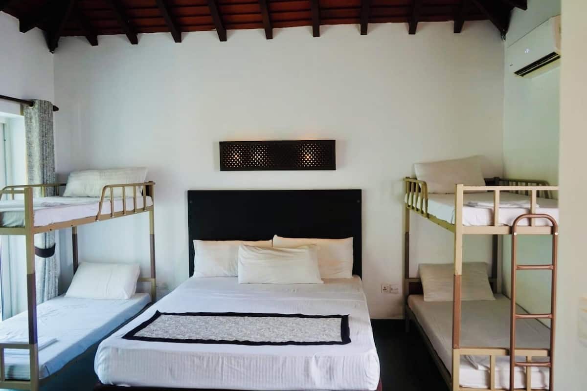Habitación económica, varias camas | Sábanas de algodón egipcio y ropa de cama de alta calidad