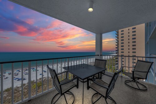 Beachside Apollo Condo w/ Pool, Balcony & Sunset Views