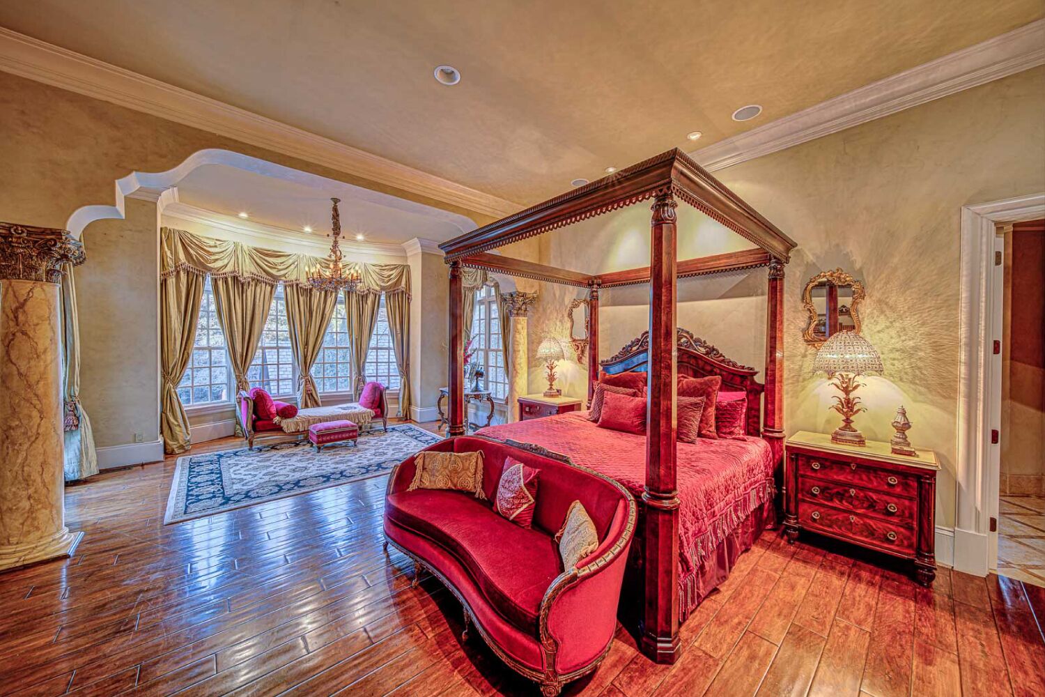 Private estate with theater, billiards, Irish pub, pool & hot tub!