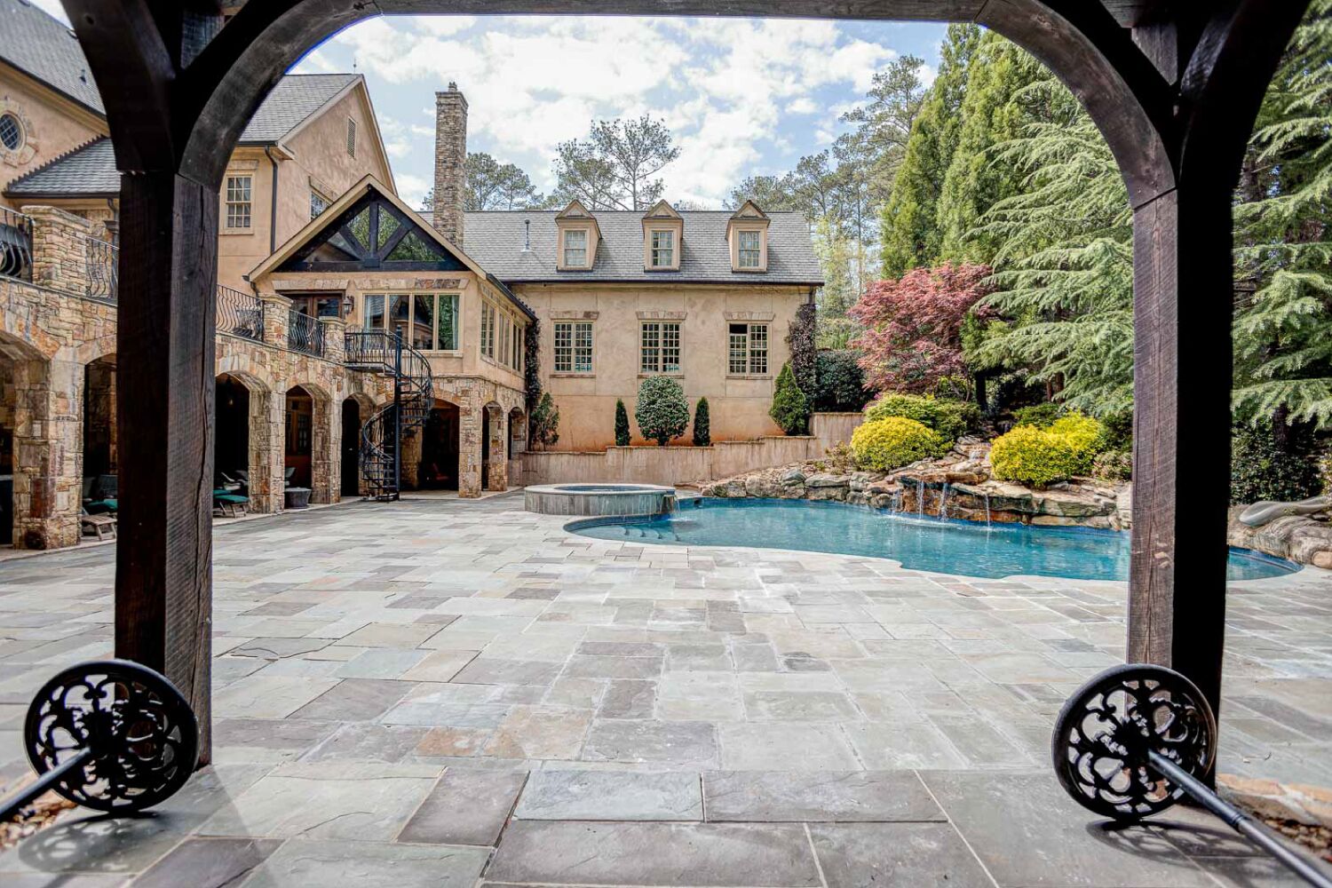 Private estate with theater, billiards, Irish pub, pool & hot tub!