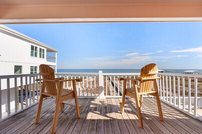 Easy Breezy: Pet-Friendly Beachfront Home with Pool