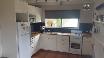 Jääkaappi, mikroaaltouuni, uuni, liesi