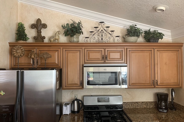 Kjøleskap, mikrobølgeovn, ovn og kokeplater