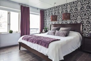 2 slaapkamers, een bureau, een strijkplank/strijkijzer, reisbedje