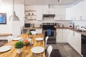 Réfrigérateur, four à micro-ondes, un four, surface de cuisson