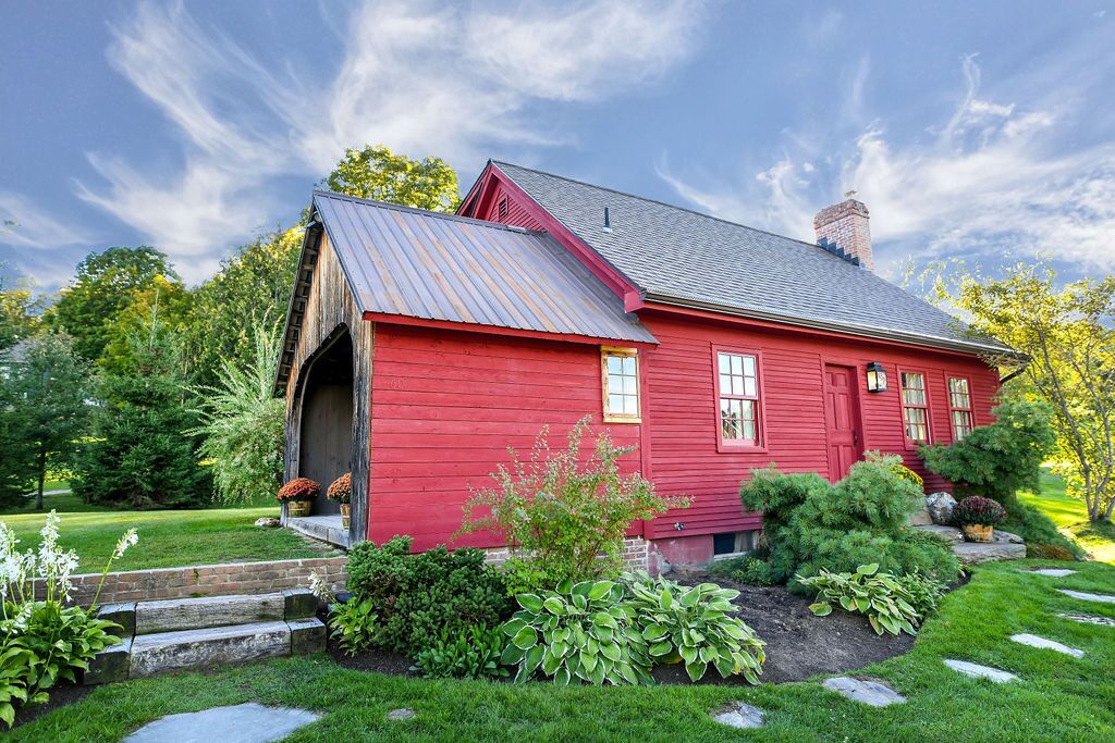 cottage with walks for your dogs filled with Vermont antiques and charm