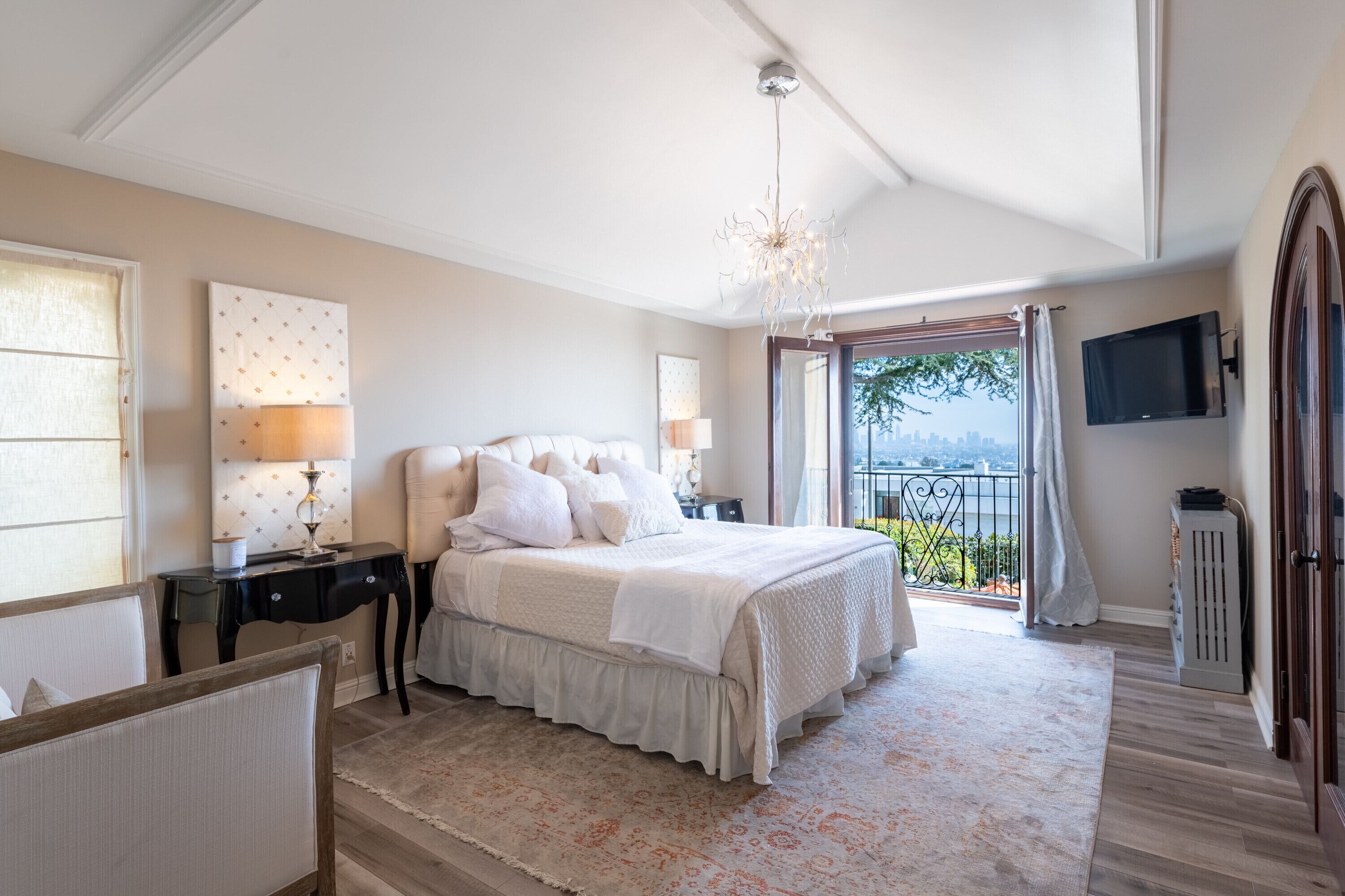 4 bedrooms, iron/ironing board, WiFi, bed sheets