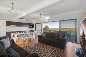 Smart-TV, DVD-Player, Tischtennisplatte