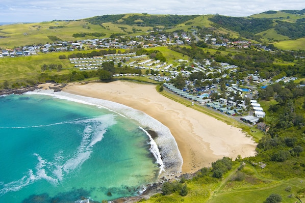On the beach, sun-loungers - Kiama Beach House | Ocean Views | BBQ | Sleeps 8 | 1 min to Beach | Ping Pong (Kiama)